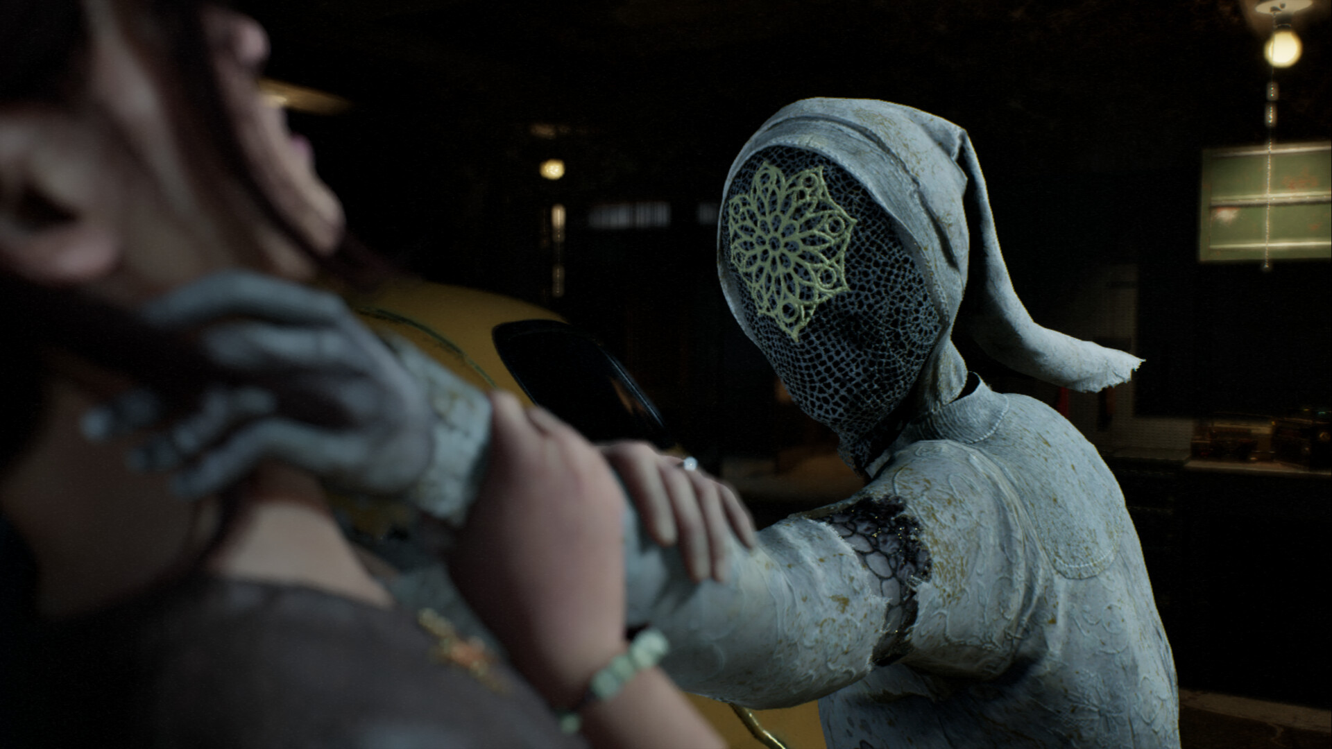 La Monja Roja acechando por los pasillos oscuros de la abadía en Remothered